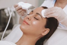 Skin Care Tips : दिवाळीपूर्वी चेहऱ्यावर ग्लो हवाय? डर्मेटोलॉजिस्टनी सुचवल्या 'या' 5 सिक्रेट ट्रीटमेंट्स..