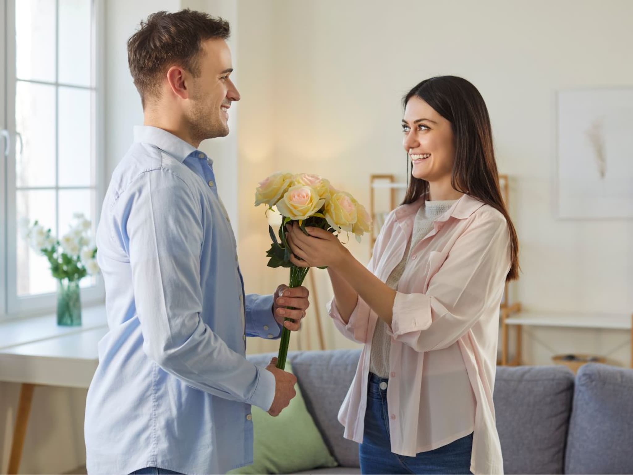 Healthy Relationship : महागड्या गिफ्ट्सऐवजी नात्यात 'या' 8 सवयी जास्त गरजेच्या! नातं बनवतात घट्ट आणि आनंदी