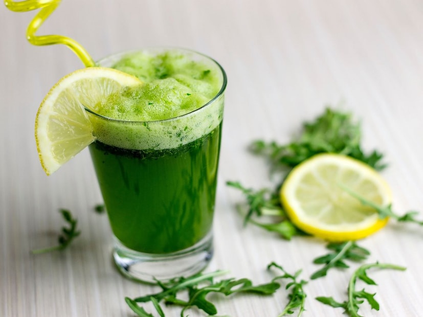 नैसर्गिक डिटॉक्सिफायर : हा रस शरीरातील विषारी घटक बाहेर काढण्यास मदत करतो. हा यकृत आणि मूत्रपिंड यांची सफाई करून त्यांचे कार्य सुधारतो, ज्यामुळे त्वचा आणि पचनक्रियेवरही सकारात्मक परिणाम होतो.