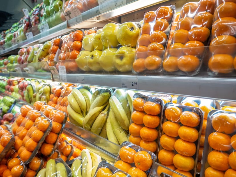 फळ सेंद्रिय असो वा रासायनिक प्रक्रिया केलेले, कोणतेही फळ खाताना ते नेहमी स्वच्छ धुवून खाणे अत्यंत महत्त्वाचे आहे. फळांच्या पृष्ठभागावरील बॅक्टेरिया किंवा रसायनांचे अंश निघून जाणे आरोग्यासाठी आवश्यक आहे. तसेच, उपलब्ध असल्यास हंगामी फळे खरेदी करा, कारण ती अधिक ताजी आणि पोषक तत्वांनी परिपूर्ण असतात.