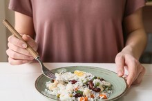 Health Tips : रात्रीच्यावेळी पुलाव, बिर्याणी, फ्राईड राईस खाताय? 'या' आरोग्य समस्यांना देताय आमंत्रण