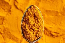 Teeth Care : शुभ्र दातांसाठी करा हळदीचा वापर, जाणून घ्या वापरण्याची पद्धत