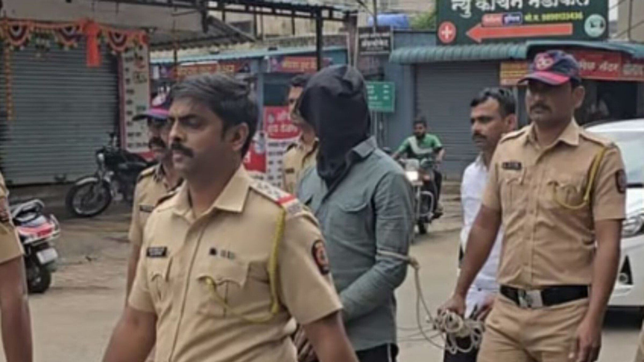 खुनातील आरोपीची पुणे पोलिसांनी भर चौकातून काढली धिंड