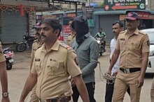 खुनातील आरोपीची उरुळी कांचन पोलिसांनी भर चौकातून काढली धिंड