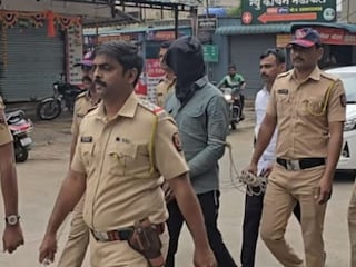 उरुळी कांचन पोलिसांनी आरोपीची धिंड काढली उरुळी कांचन पोलिसांनी आरोपीची धिंड काढली