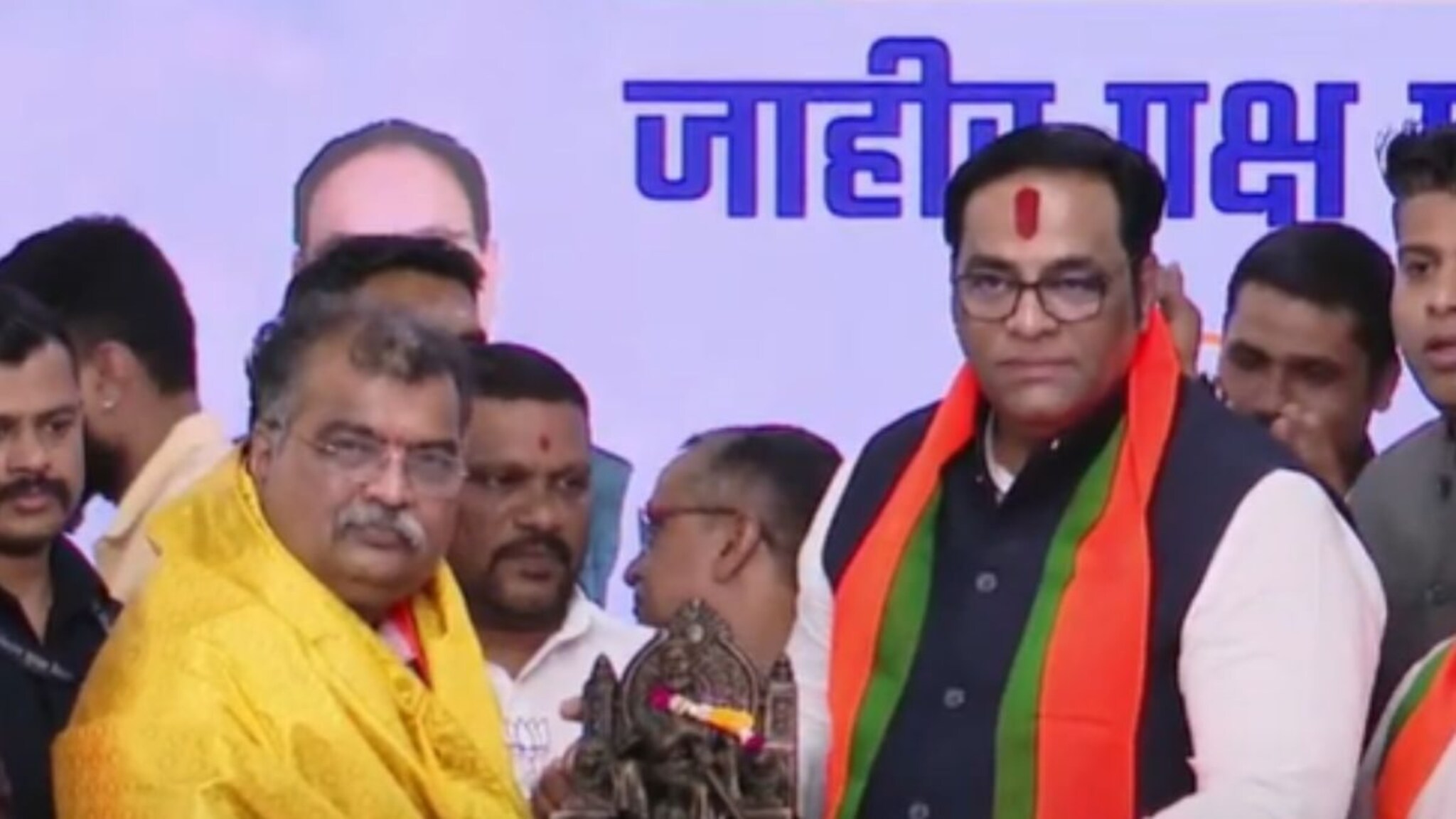 आधी मनसेने बडतर्फ केले, नंतर भाजपने वेटिंगवर ठेवले, हो नाही म्हणता म्हणता अखेर वैभव खेडेकरांचा प्रवेश