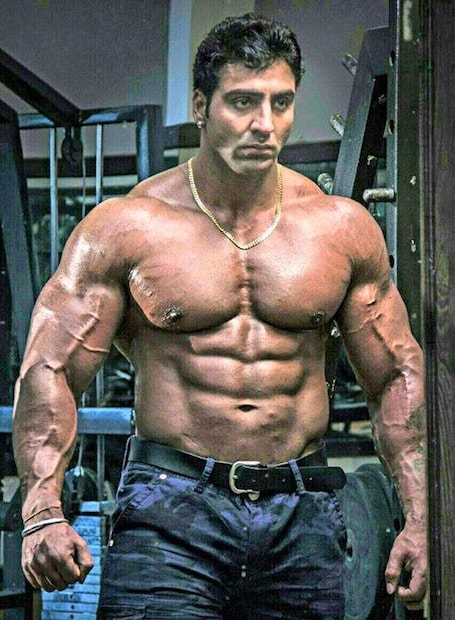 वरिंदर घुम्मण हे पहिले भारतीय बॉडीबिल्डर होते, ज्यांना आयएफबीबी प्रो कार्ड (IFBB Pro Card) मिळाले होते. २०११ मध्ये त्यांनी ऑस्ट्रेलिया ग्रां प्रीमध्येही यश मिळवले होते. त्यांनी अनेक आंतरराष्ट्रीय स्पर्धांमध्ये भारतीय संघाचे नेतृत्व करून देशाचे नाव उंचावले होते. ते भारतातील बॉडीबिल्डिंग क्षेत्रासाठी एक मोठी प्रेरणा होते.