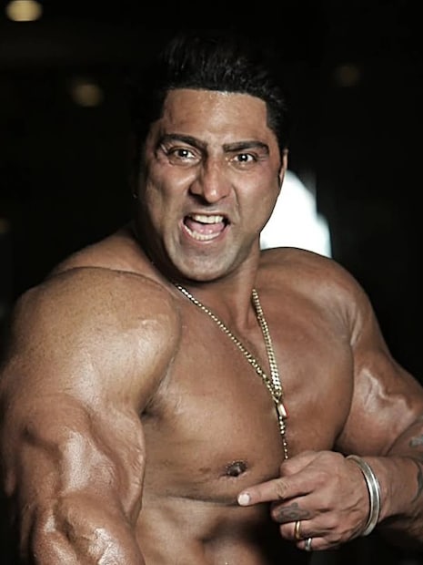 मुंबई : आंतरराष्ट्रीय बॉडीबिल्डर आणि अभिनेता वरिंदर सिंग घुम्मण यांचे ४२ व्या वर्षी झालेले आकस्मिक निधन गूढ बनले आहे. ९ ऑक्टोबर २०२५ रोजी अमृतसरच्या फोर्टिस रुग्णालयात एका छोट्या शस्त्रक्रियेदरम्यान दोन हृदयविकाराचे झटके येऊन त्यांचे निधन झाले, असे रुग्णालयाने जाहीर केले असले तरी, त्यांच्या मित्रांनी मात्र ही केवळ अपघाती घटना नसून डॉक्टरांच्या निष्काळजीपणाचा परिणाम असल्याचा गंभीर आरोप केला आहे.