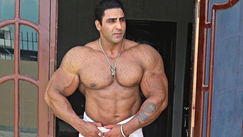 बॉडीबिल्डिंगमध्ये यश मिळवल्यानंतर वरिंदर घुम्मण यांनी चित्रपटसृष्टीतही प्रवेश केला. त्यांनी पंजाबी चित्रपट 'कबड्डी वन्स अगेन' मध्ये मुख्य भूमिका साकारली होती. तसेच, हिंदी चित्रपटांमध्येही त्यांनी आपल्या दमदार देहयष्टीने छाप पाडली.