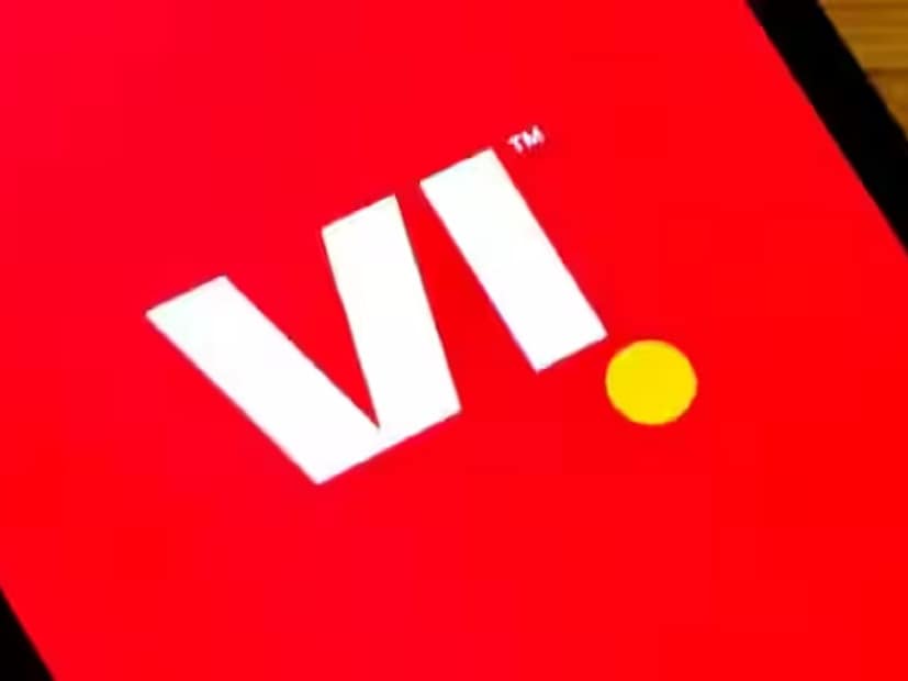 1 Rupee Recharge Plan: रिचार्ज प्लॅनची ​​वाढत्या किंमती या सर्वसामान्यांसाठी डोकेदुखी ठरतेय. परिणामी, प्रत्येकजण स्वस्त रिचार्ज प्लॅनच्या शोधात असतो. विशेषतः जे दोन सिम वापरतात. दोन सिमसाठी रिचार्ज करणे खूप महाग ठरतं. यूजर्सची ही समस्या दूर करण्यासाठी व्होडाफोन आयडिया (Vi) ने फक्त 1 रुपयांचा बजेट-फ्रेंडली प्लॅन सादर केला आहे. चला पाहूया की हा प्लॅन काय ऑफर करतो आणि तो तुमचा मोबाइल खर्च कसा कमी करू शकतो.