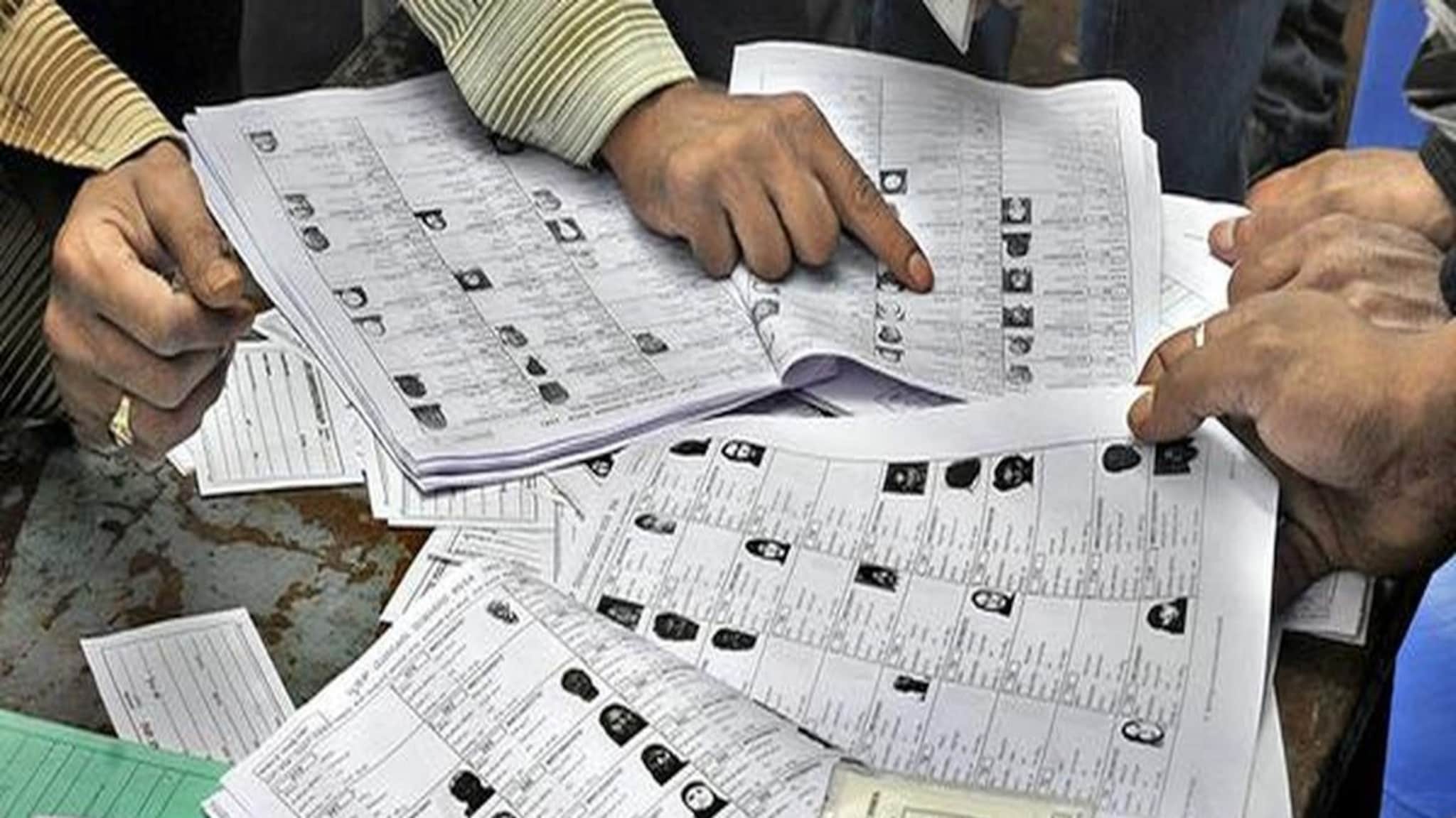 Election Voter List : दीड हजार मतांनी निकाल फिरला, तिथं एकाच घरात आढळले सर्वधर्मीय 37 मतदार! मतदारयादीचा नवा घोळ समोर Election Voter List : दीड हजार मतांनी निकाल फिरला, तिथं एकाच घरात आढळले सर्वधर्मीय 37 मतदार! मतदारयादीचा नवा घोळ समोर