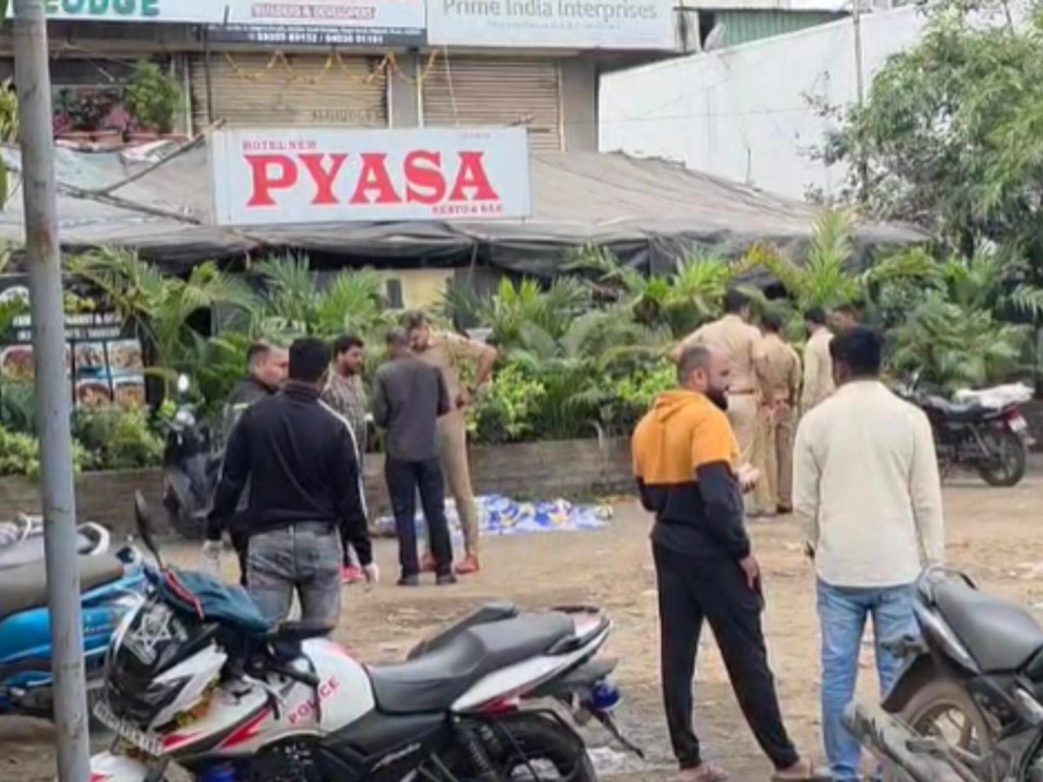 पुण्यात रेकॉर्डवरील गुन्हेगाराचा मित्राकडूनच खून, प्यासा हॉटेलसमोर मध्यरात्री थरार, गुन्हेगार पसार