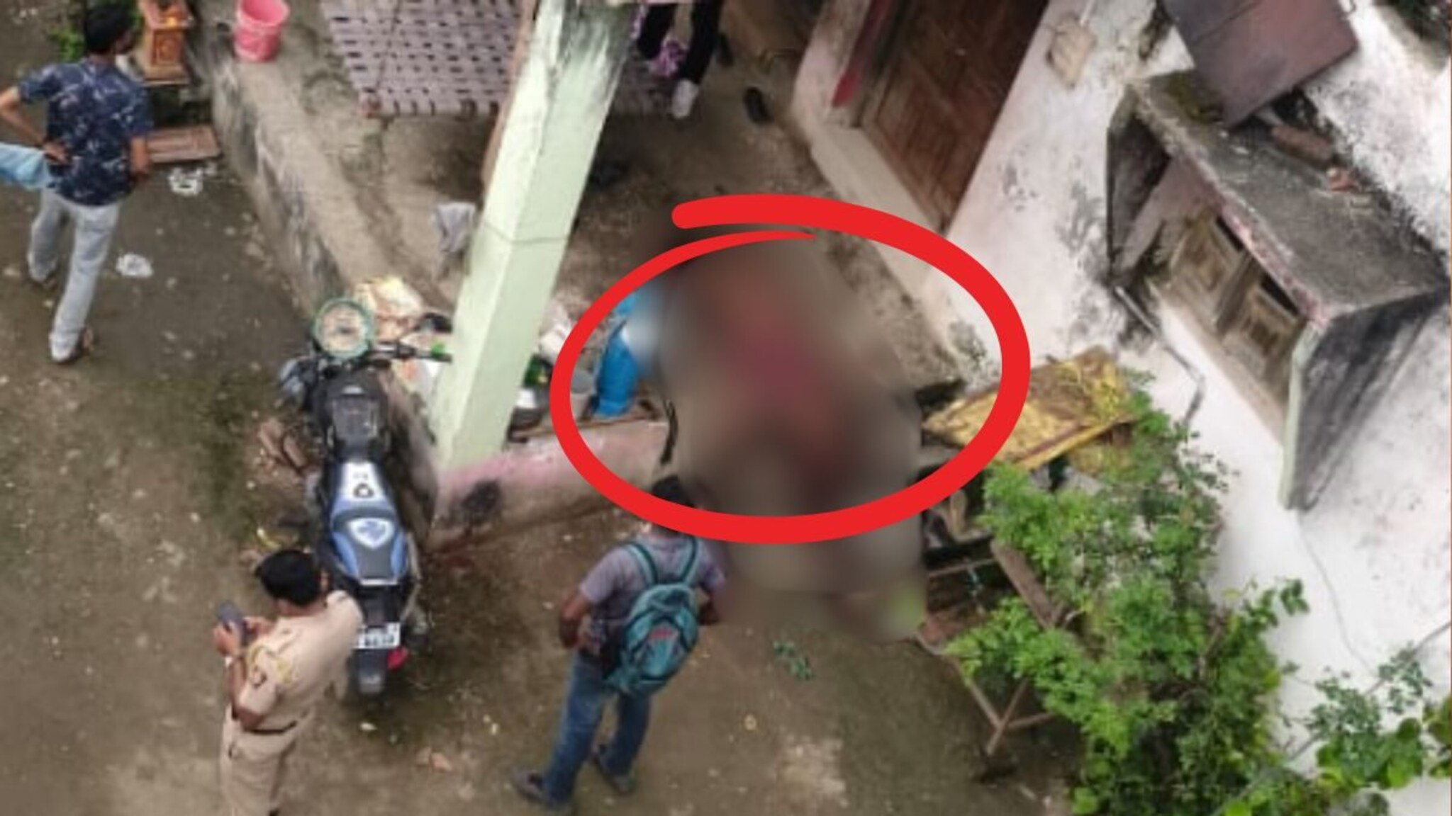 खोलीला कुलूप का लावले? विचारीत मुलाचे बापावर सपासप वार, जागेवरच मारलं