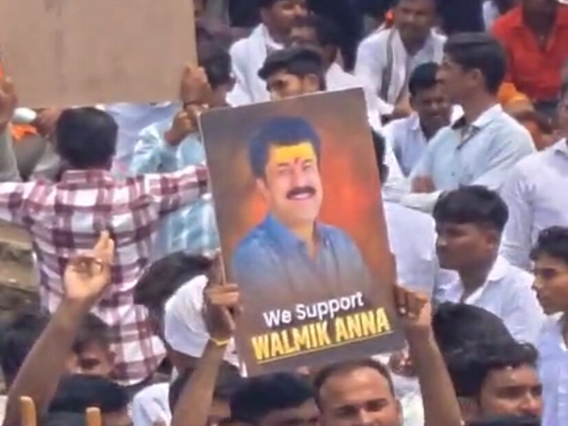 'WE SUPPORT WALMIK ANNA' असा मेसेज लिहिलेला बॅनर पंकजा मुंडेंच्या दसरा मेळाव्यात झळकला आहे.