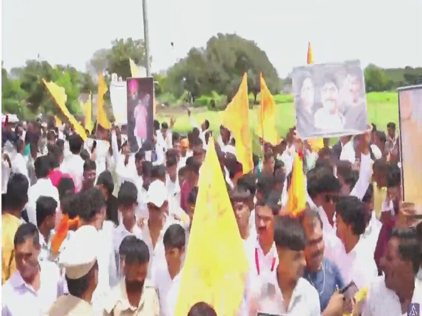 मंत्री पंकजा मुंडेंच्या मेळाव्यात आलेल्या कराड समर्थकांकडून वाल्मीक कराड यांचे फोटो असलेले बॅनर झळकले आहेत. या फोटोवर खास संदेश देखील लिहिण्यात आला आहे. 