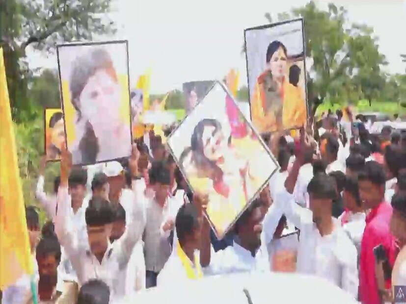 मेळाव्यात उपस्थित असलेल्या हजारो लोकांमध्ये बराच वेळ हा बॅनर झळकत होता. विशेष म्हणजे संतोष देशमुखांच्या हत्या प्रकरणात वाल्मीक कराडचं नाव समोर आल्यानंतर अजित पवार गटाचे नेते आणि आणि पंकजा मुंडे यांचे बंधू धनंजय मुंडे यांना राजीनामा द्यावा लागला होता. 