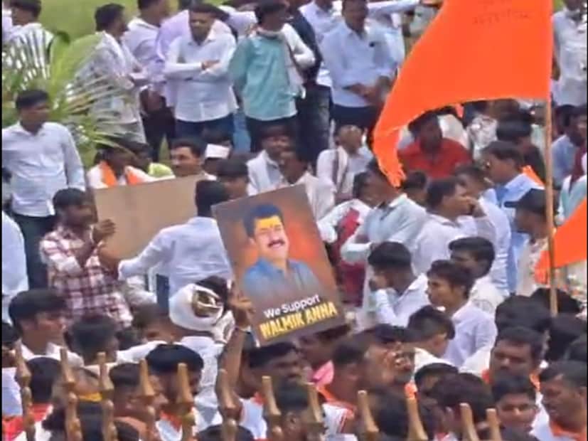 आता पंकजा मुंडे यांच्या दसरा मेळाव्यात अशाप्रकारे बॅनर झळकल्याने याचे तीव्र पडसाद उमटण्याची शक्यता आहे. आज नारायण गडावर मनोज जरांगे पाटील देखील दसरा मेळावा घेत आहेत. या विषयावरून ते पुन्हा एकदा मुंडे बंधू-भनिगींना टार्गेट करू शकतात. 