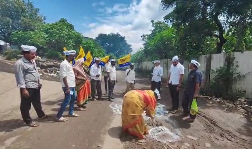  खड्ड्यांची आणि रस्त्यांची पूजा करत दसरा साजरा करताना पाहायला मिळाले. 