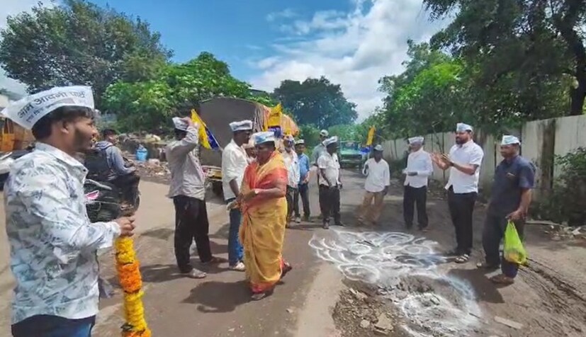 वारजे रामनगर ते शिवणे कॅनल रस्त्यावर झालेल्या खड्ड्यांबाबत महानगरपालिकेच्या विरोधात नागरिकांनी साजरा केला.