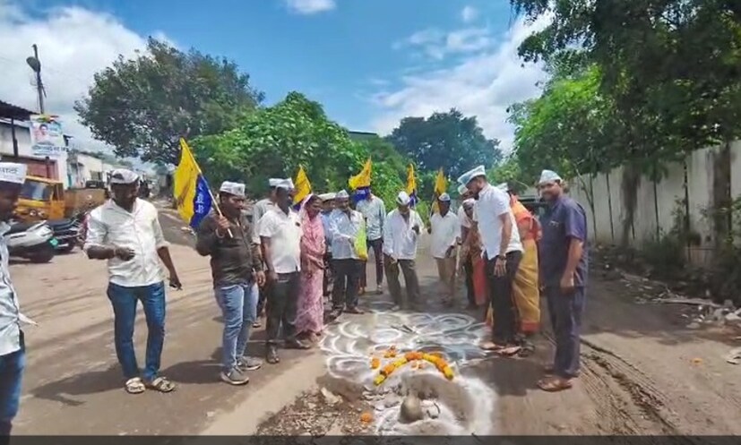खड्ड्यांची पूजा करत वारजे परिसरातील नागरिकांनी  अनोखा दसरा साजरा केला