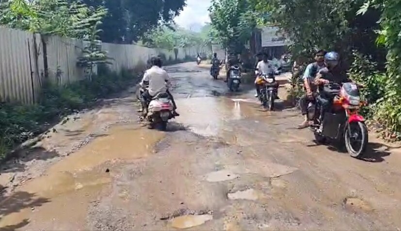 पुण्यात दसऱ्याच्या मुहूर्तावर वैतागलेल्या पुणेकरांनी खराब रस्त्यांची  पूजा केली