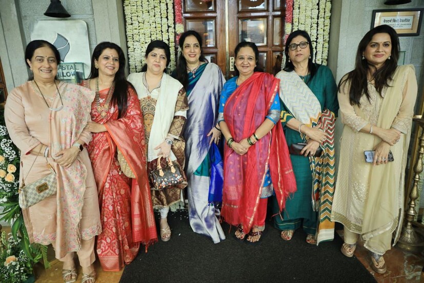 उद्धव ठाकरे हे रश्मी ठाकरे आणि आदित्य ठाकरे यांच्यासह दाखल झाले. कार्यक्रमात उद्धव आणि राज यांच्यात काही वेळ चर्चाही झाली. 