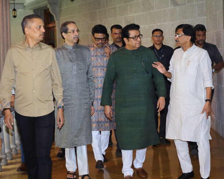 ठाकरे गटाचे नेते संजय राऊत यांच्या कौटुंबिक कार्यक्रमात उद्धव ठाकरे आणि राज ठाकरे उपस्थित होते. या कार्यक्रमानंतर राज ठाकरे हे मातोश्रीवर गेले