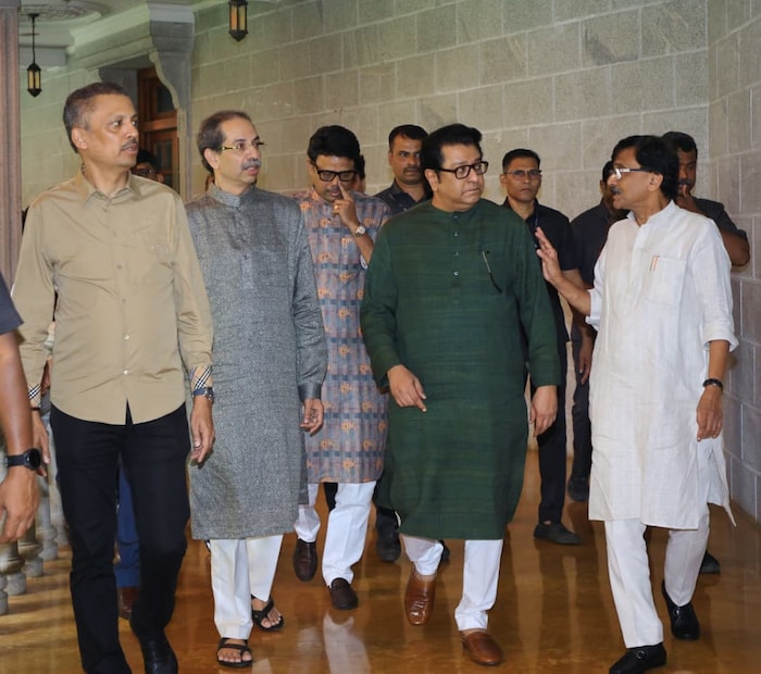 संजय राऊत यांच्या नातवाचा आज नामकरण सोहळा होता. या कार्यक्रमात राज ठाकरे हे पत्नी शर्मिला ठाकरे यांच्यासह पोहचले होते.