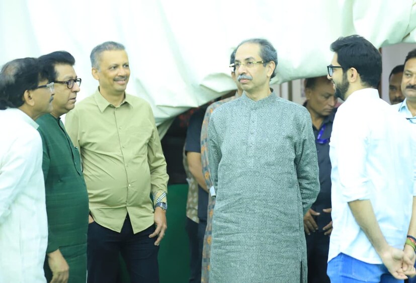 बारशाच्या कार्यक्रमात ठाकरे कुटुंबीयांनी एकत्रित फोटोदेखील काढला. यावेळी राज ठाकरे यांच्या शेजारी आदित्य ठाकरे उभे राहिले होते. 