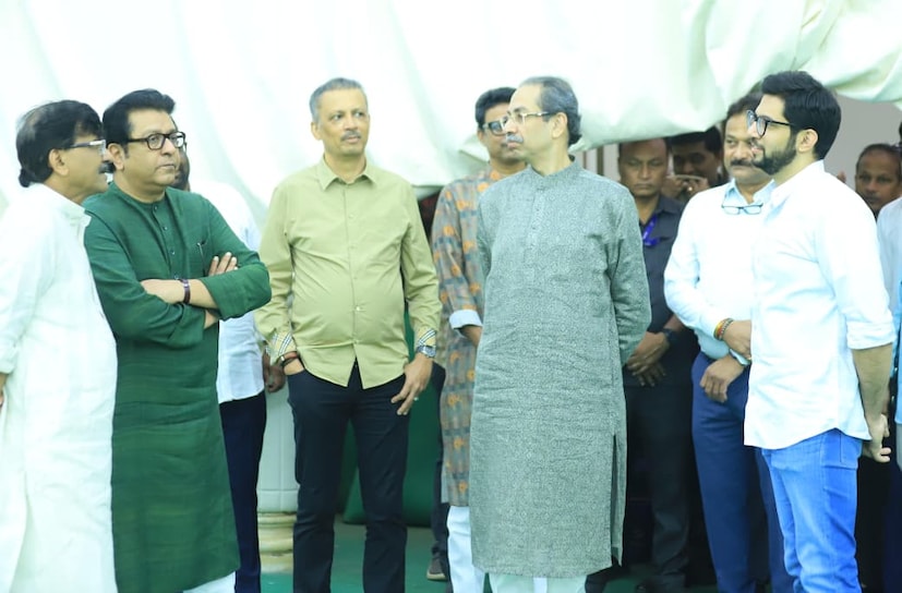 संजय राऊत यांच्या नातवाच्या बारशाच्या कार्यक्रमातून राज ठाकरे हे उद्धव ठाकरे यांच्या आधीच निघाले होते. तिथून अगदी काही मिनिटांच्या अंतरावर असलेल्या मातोश्रीवर ते पोहोचले. त्या पाठोपाठ उद्धव ठाकरे हे देखील मातोश्रीवर गेले आणि दोन्ही नेत्यांमध्ये ४० मिनिटे चर्चा झाली