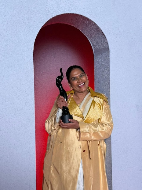  मराठमोळी अभिनेत्री छाया कदम गेल्या दोन वर्षांपासून चांगलीच चर्चेत आहे. आंतरराष्ट्रीय पुरस्कार मिळवत जगभरात त्यांनी आपल्या अभिनयाची भुरळ पाडली आहे. विविध धाटणीचे चित्रपट घेऊन त्या प्रेक्षकांच्या भेटीला आल्या आहेत. आता इंडस्ट्रीत मानाच्या समजल्या जाणाऱ्या फिल्मफेअर पुरस्कारावर त्यांनी आपलं नाव कोरलं आहे.