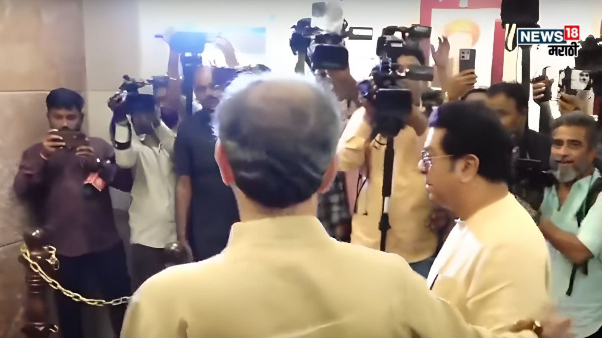 Uddhav Thackeray Raj Thackeray : ठाकरे बंधूंचा एकाच कारमधून प्रवास, निवडणूक आयुक्ताच्या भेटीसाठी मविआ नेते दाखल