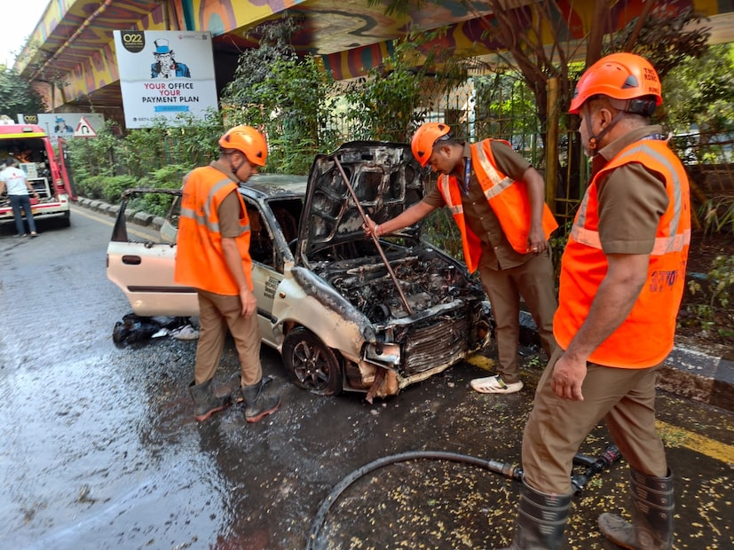घटनेची माहिती मिळताच अग्निशमन दलाचे जवान आणि नौपाडा पोलीस तातडीने घटनास्थळी दाखल झाले. त्यांनी तात्काळ रस्ता बंद करून आग विझवण्यास सुरुवात केली आणि काही वेळातच आगीवर नियंत्रण मिळवले.