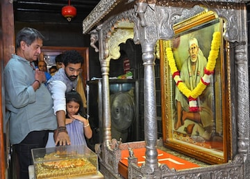 'पुन्हा शिवाजीराजे भोसले'च्या रिलीजआधी महेश मांजरेकर साईचरणी लीन PHOTO 'पुन्हा शिवाजीराजे भोसले'च्या रिलीजआधी महेश मांजरेकर साईचरणी लीन PHOTO