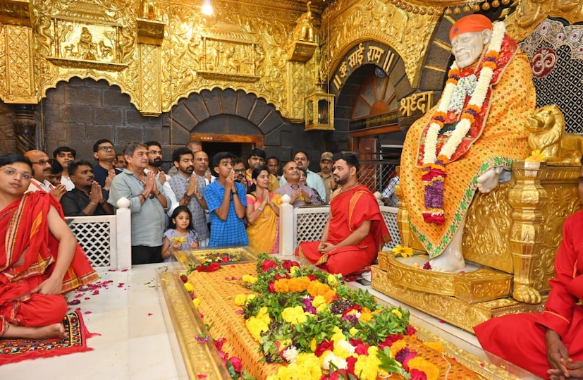  महेश मांजरेकरांनी 'पुन्हा शिवाजीराजे भोसले' या चित्रपटाचे पोस्टर साई समाधीवर ठेवत सिनेमाच्या यशासाठी प्रार्थना केली.