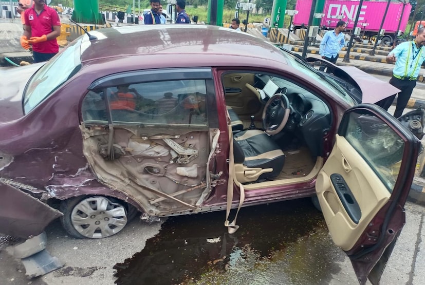 या अपघातात एकूण पाच जण जखमी झाले आहेत, त्यापैकी एका टोल कर्मचाऱ्याची प्रकृती चिंताजनक आहे. प्राथमिक माहितीनुसार, कारचा वेग जास्त होता आणि वाहन चालकाला डुलकी लागल्यामुळे त्याचे गाडीवरील नियंत्रण सुटले. 