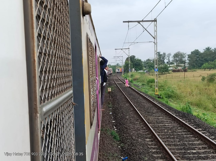 मालगाडी ट्रॅकवर थांबल्यामुळे मुंबईकडे येणाऱ्या (अप मार्गावरील) लोकलच्या वाहतुकीवर थेट परिणाम झाला. सध्याच्या माहितीनुसार, कल्याणहून सीएसएमटीकडे येणाऱ्या लोकल तब्बल २० मिनिटं उशिराने धावत आहेत, ज्यामुळे चाकरमान्यांना वेळेत ऑफिसला पोहोचणे कठीण झालं. 