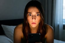 Shocking! मोबाईल उघडला आणि स्वतःचाच मृत्यू दिसला; महिला घाबरली, हे कसं शक्य आहे?