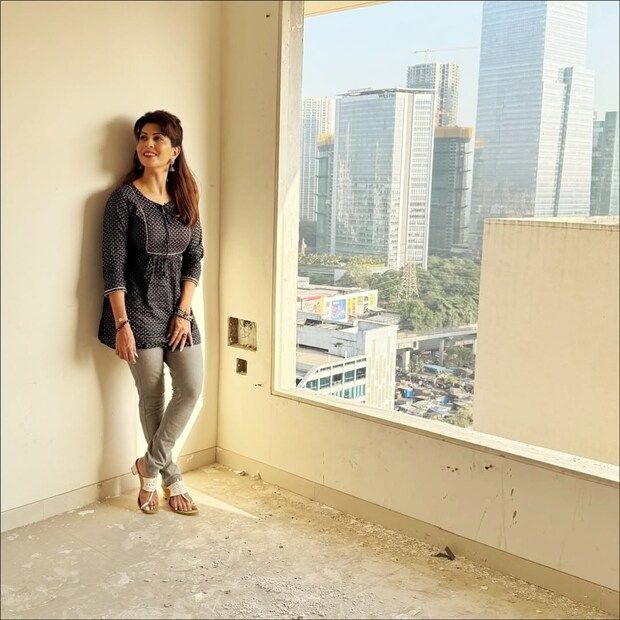  माधवी निमकरच्या आलिशान घराचे फोटो सध्या सोशल मीडियावर व्हायरल होत आहेत.