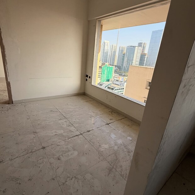  माधवी निमकरने दुसऱ्या घराची बातमी चाहत्यांसोबत शेअर करत लिहिलं आहे,"वर्क ड्रीम इन प्रोग्रेस. 2nd Home. तुम्ही मनापासून जे भरपूर प्रेम दिले त्याबद्दल तुमचे मनापासून आभार आणि अर्थात माझ्या आई-वडिलांचेही आशीर्वाद.. त्याचं हे फळ. खूप-खूप आभार".