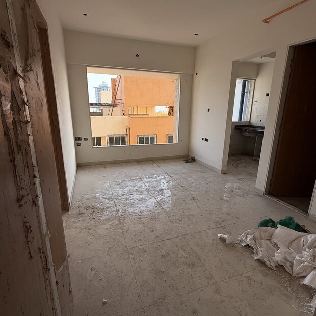  माधवी निमकरने मुंबईतील मालाडमध्ये आपलं दुसरं घर घेतलं असून सध्या या घराचं काम सुरू आहे.