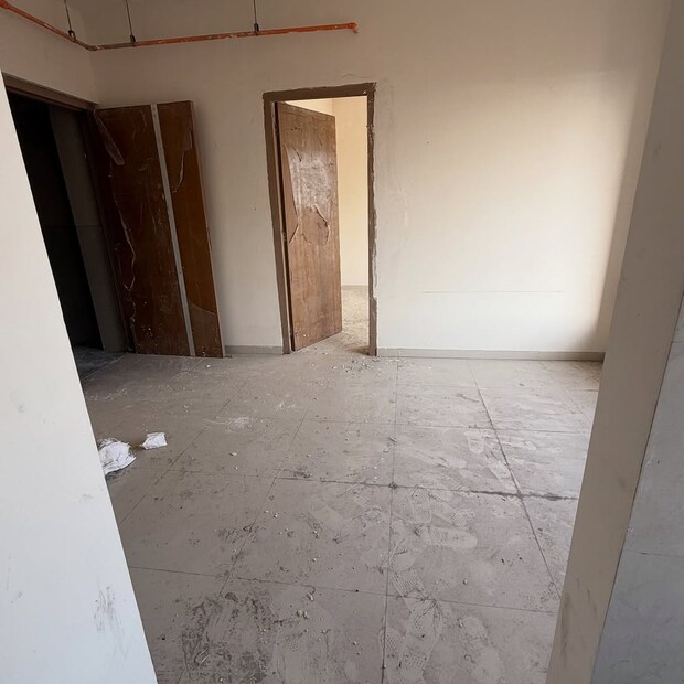  माधवी निमकरचं मुंबईतील गोरेगावमध्येही एक घर आहे. या घरापासून फिल्मसिटी हाकेच्या अंतरावर आहे.