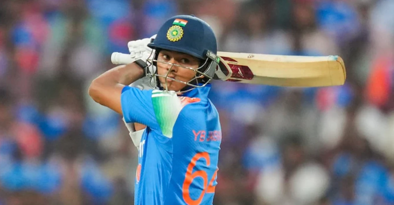 ऑस्ट्रेलिया दौऱ्यासाठी यशस्वी जयस्वाल हा टीम इंडियाचा तिसरा ओपनर होता. यशस्वी जयस्वालकडे रोहितनंतरचा पुढचा ओपनर म्हणून पाहिलं जात आहे, पण आता रोहितच्या या फॉर्ममुळे जयस्वालला आणखी काही काळ बेंचवरच बसावं लागण्याची शक्यता आहे.