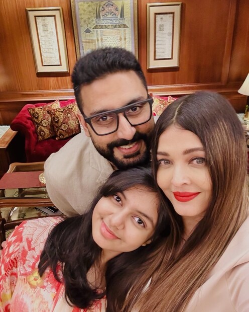 'यारों की बारात' या कार्यक्रमात बोलताना अभिषेकने सांगितले की, १९८३ मध्ये आलेल्या 'महान' या चित्रपटाचे शूटिंग नेपाळमधील काठमांडू येथे सुरू होते. तो वडिलांसोबत तिथे गेला होता आणि सगळ्या कलाकारांसोबत खूप मजा करत असे. अभिषेकने सांगितले की, या चित्रपटात अभिनेत्री झीनत अमान मुख्य भूमिकेत होत्या आणि त्याच माझे पहिले प्रेम होत्या!