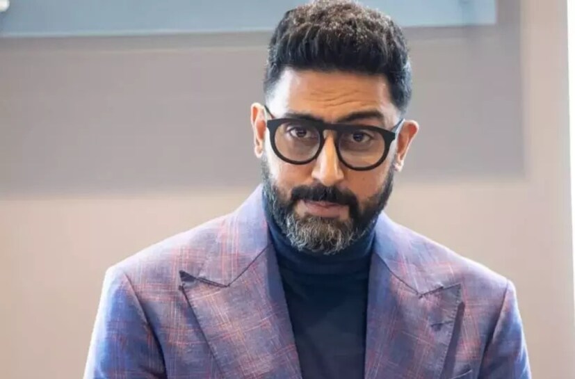 मुंबई: चित्रपटसृष्टीतील शांत आणि मनमिळाऊ स्वभाव असणारा अभिनेता म्हणजे अभिषेक बच्चन. प्रसिद्ध अभिनेते अमिताभ बच्चन यांचा मुलगा असल्यामुळे अभिषेकला लहानपणापासूनच चित्रपटाच्या सेटवर वावरण्याचा अनुभव मिळाला. यामुळे अनेक सुपरस्टार्सशी त्याचे जवळचे संबंध आले.
