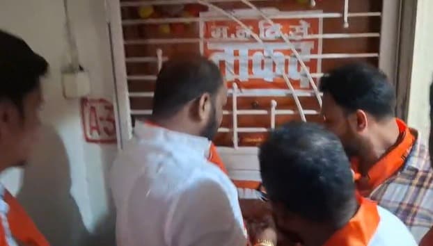 ABVP च्या विरोधात पुण्यात मनविसे आक्रमक होत त्यांनी अभाविपच्या पुण्यातील टिळक रोडवर असणाऱ्या कार्यालयाला कुलूप लावलं.