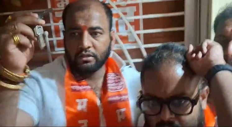 ज्यांनी कार्यालयाला टाळ लावलं त्या कार्यकर्त्यांच्या विरोधात गुन्हा दाखल करण्याची मागणी विद्यार्थ्यांनी केली आहे