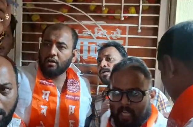 पेरूगेट पोलीस चौकी समोर विद्यार्थी परिषदेच्या कार्यकर्त्यांनी ठिय्या आंदोलन केले.