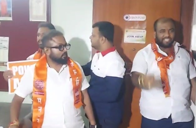  तर महाराष्ट्र नवनिर्माण विद्यार्थी सेनेच्या या आंदोलनानंतर ABVP च्या कार्यकर्त्यांनी देखील लॉक लावलेल्या ऑफिस बाहेर जोरदार घोषणाबाजी करत आंदोलन सुरू केल आहे