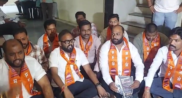 ABVP जाणून बुजून असे प्रकार करत असल्याचा दावा यावेळी मनसैनिकांकडून करण्यात आला आहे